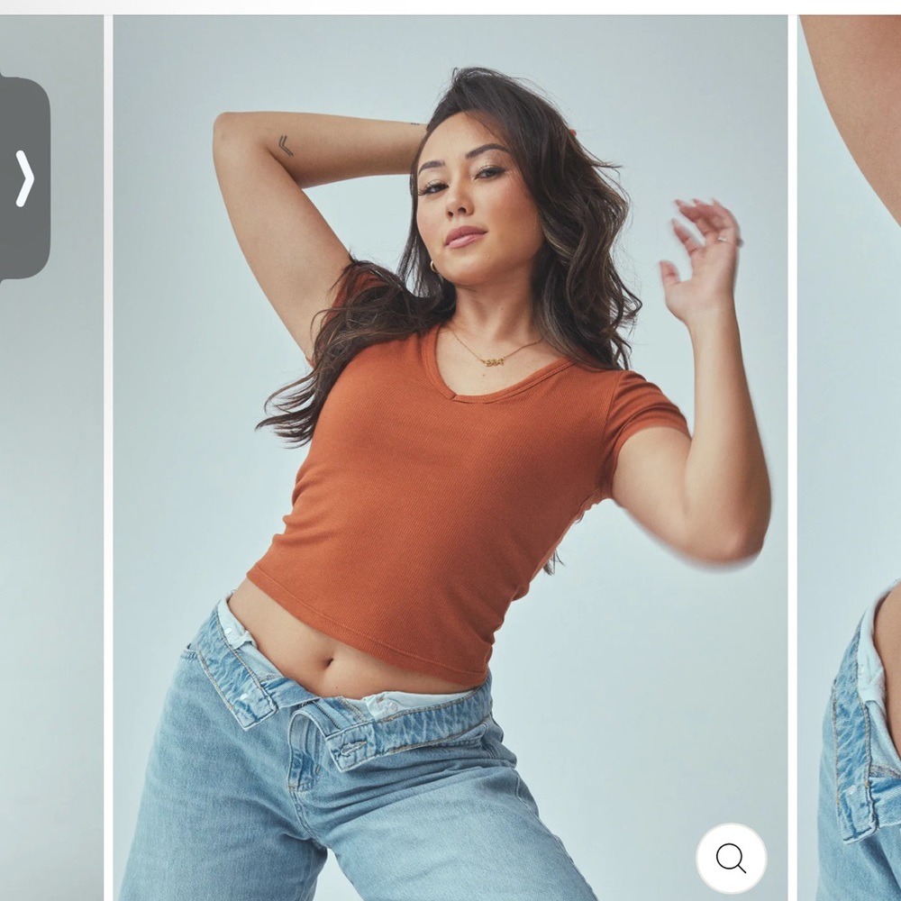 Mid length spice color v-neck